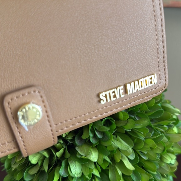 STEVE MADDEN TAN BIFOLD FLAP WITH GOLD ACCENTS WALLET 🌟NWOT🌟 - Picture 5 of 14